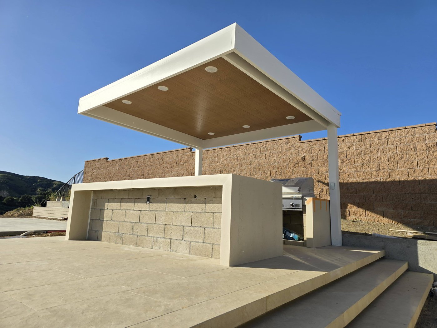 4K cantilever aluminum patio cover — open post-free front