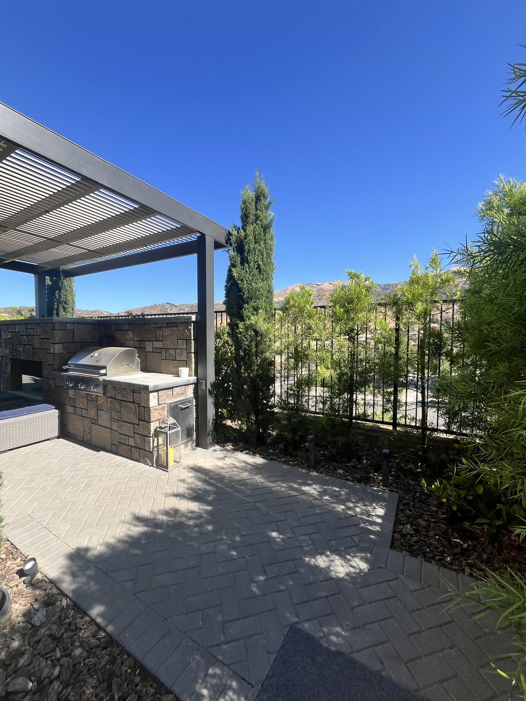 4K cantilever aluminum patio cover — modern black aluminum
