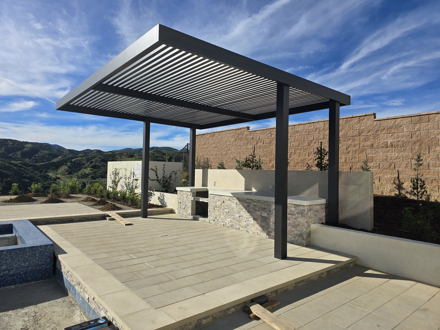 4K louvered aluminum cover with mountain views