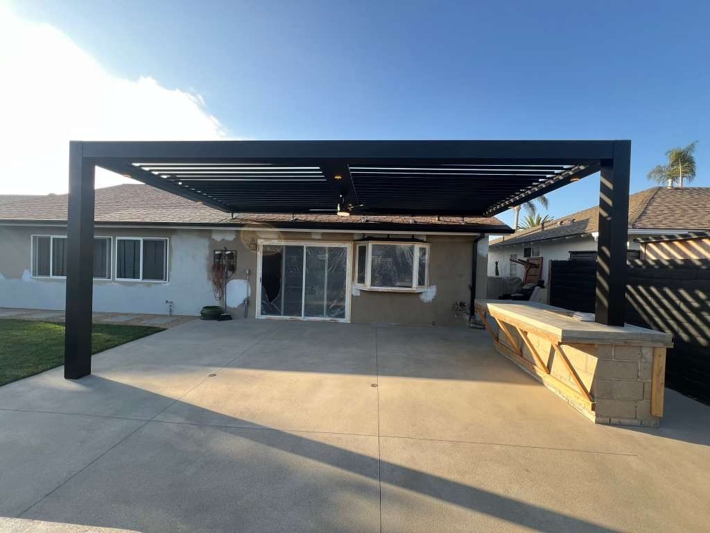 White freestanding Four Seasons louvered roof beside a backyard pool