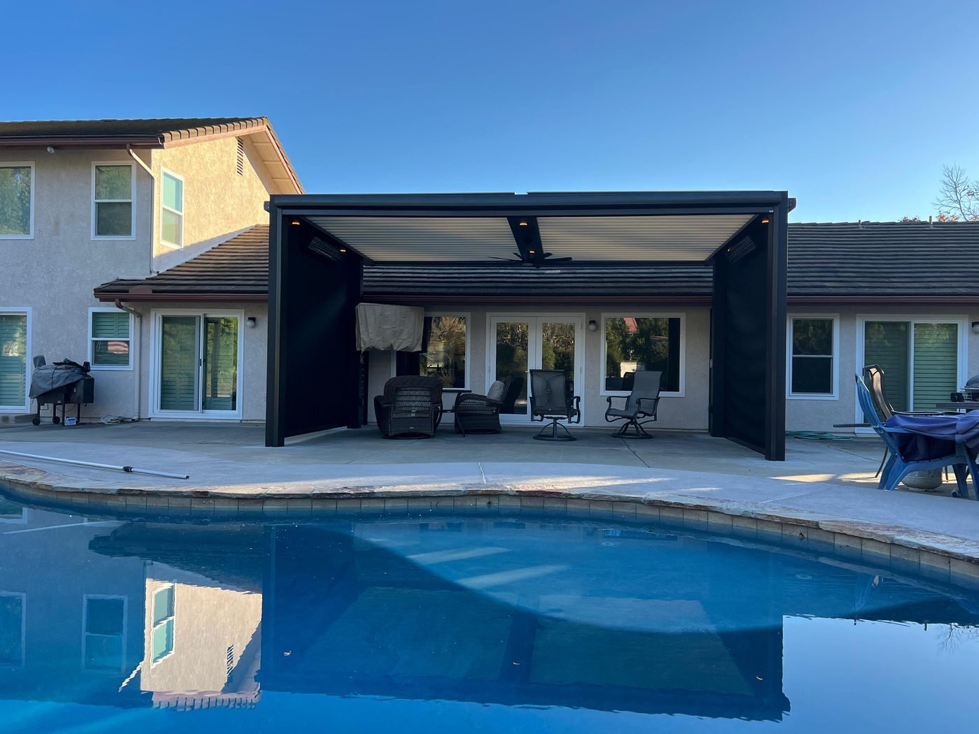 Four Seasons louvered roof with color-changing LED perimeter lighting
