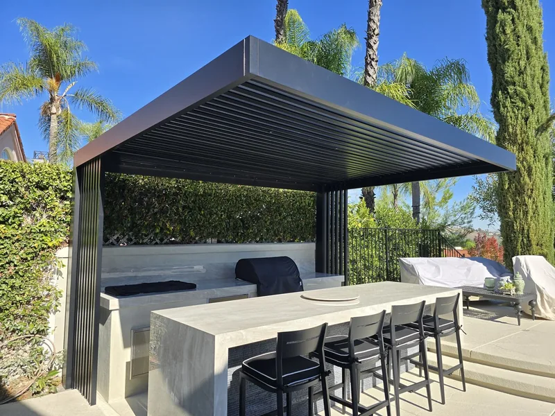 4K cantilever in espresso with 2-inch lattice and decorative side lattice, over a barbecue island with bar seating